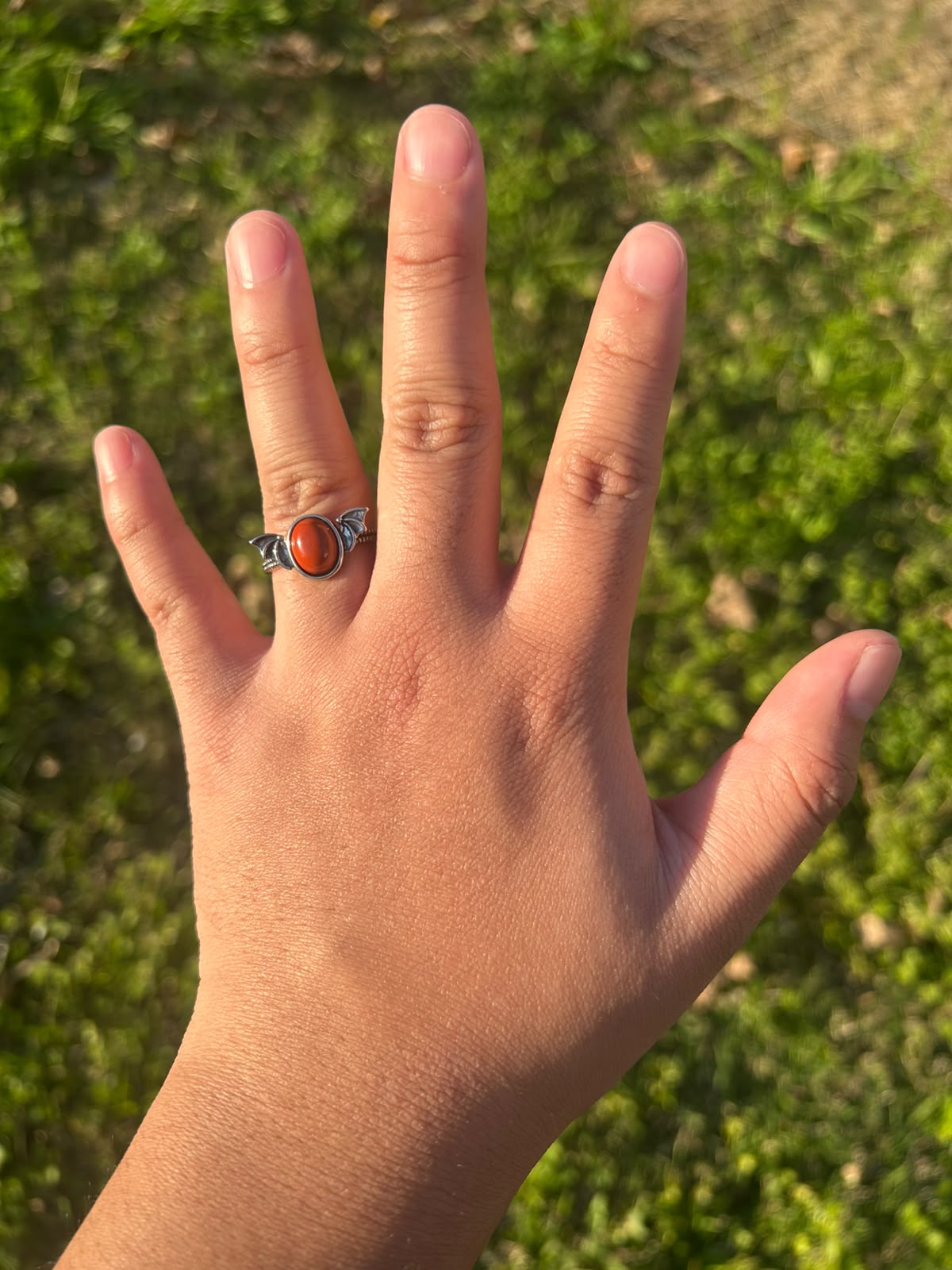Anillo Murci&eacute;lago KLORE con jaspe rojo natural puesto en la mano